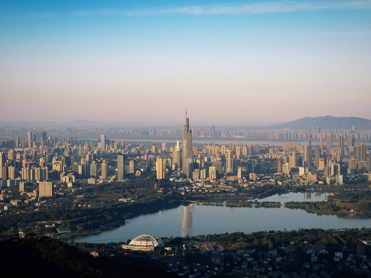 南京城市天际线与湖岸景观